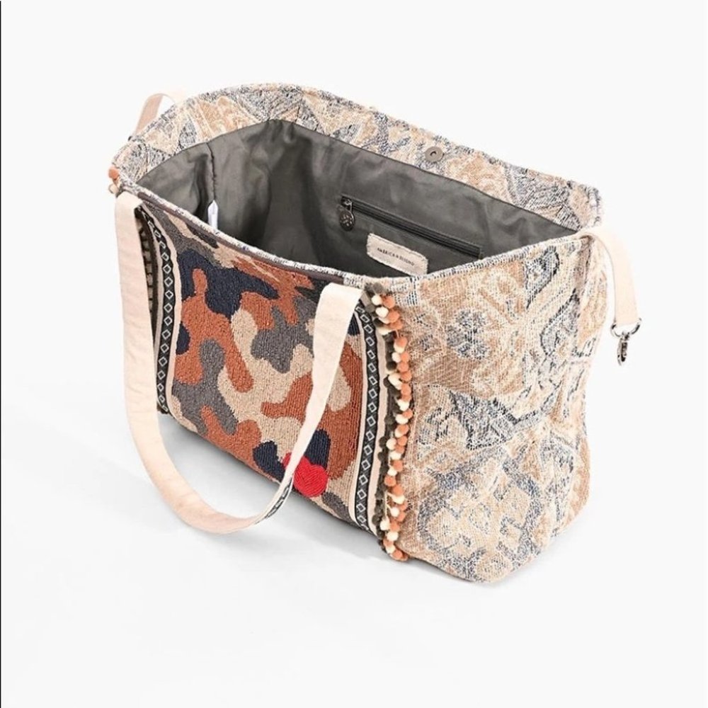 AMERICA & BEYOND DON’T HIDE YOUR HEART TOTE NWOT - Picture 5 of 8